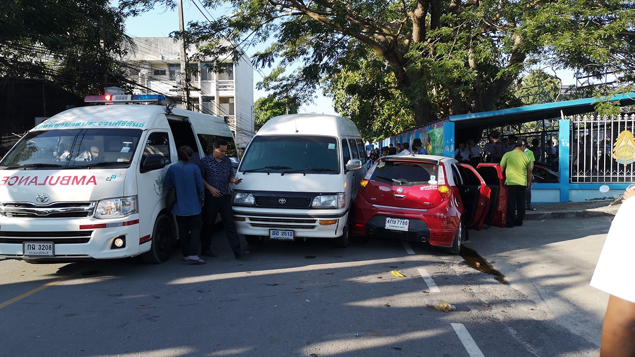 เก๋งเหยียบคันเร่งผิดพุ่งชน 3 คันรวดก่อนเสยรั้วโรงเรียนยับ นร.เจ็บ 3 คน