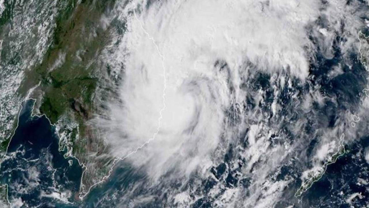 เวียดนาม เขมร ระทึก พายุแมตโม มาแล้ว ทวีกำลังเป็นไต้ฝุ่น เตือนฝนตกหนัก