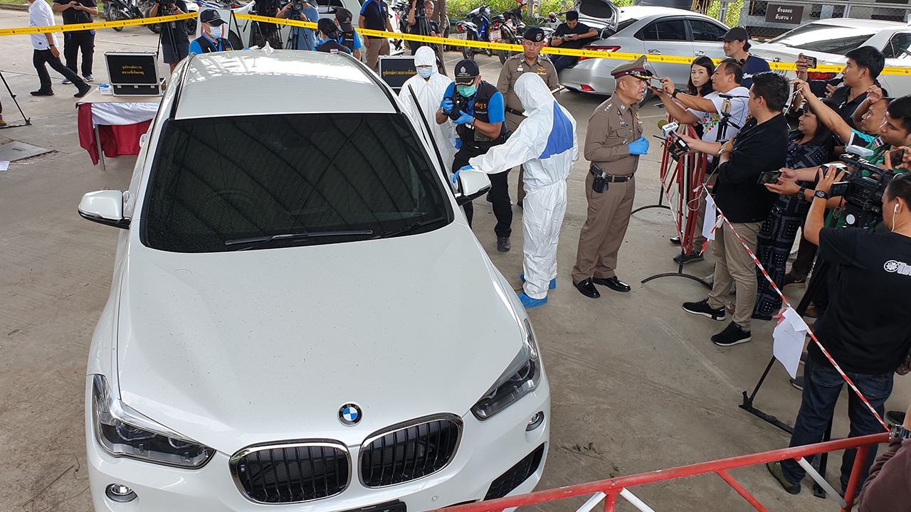 จนท.เก็บหลักฐานจากรถ BMW เศรษฐินีที่ถูกฆ่ายัดตู้เย็น ไปหาดีเอ็นเอคนร้าย