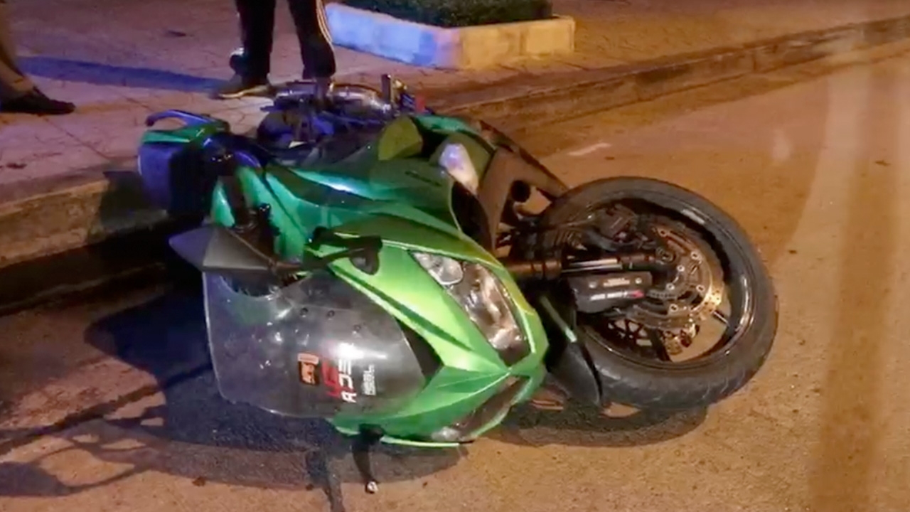 สยอง หนุ่มซิ่งบิ๊กไบค์ ชนแบริเออร์-เสาไฟส่องสว่าง หัวขาดดับคาที่