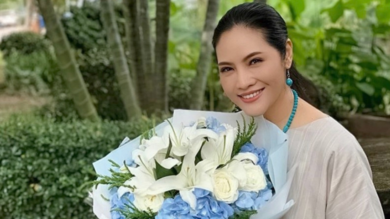 หัวใจกระชุ่มกระชวย อรอนงค์ อวดช่อดอกไม้ปริศนาพร้อมข้อความสุดพิเศษ