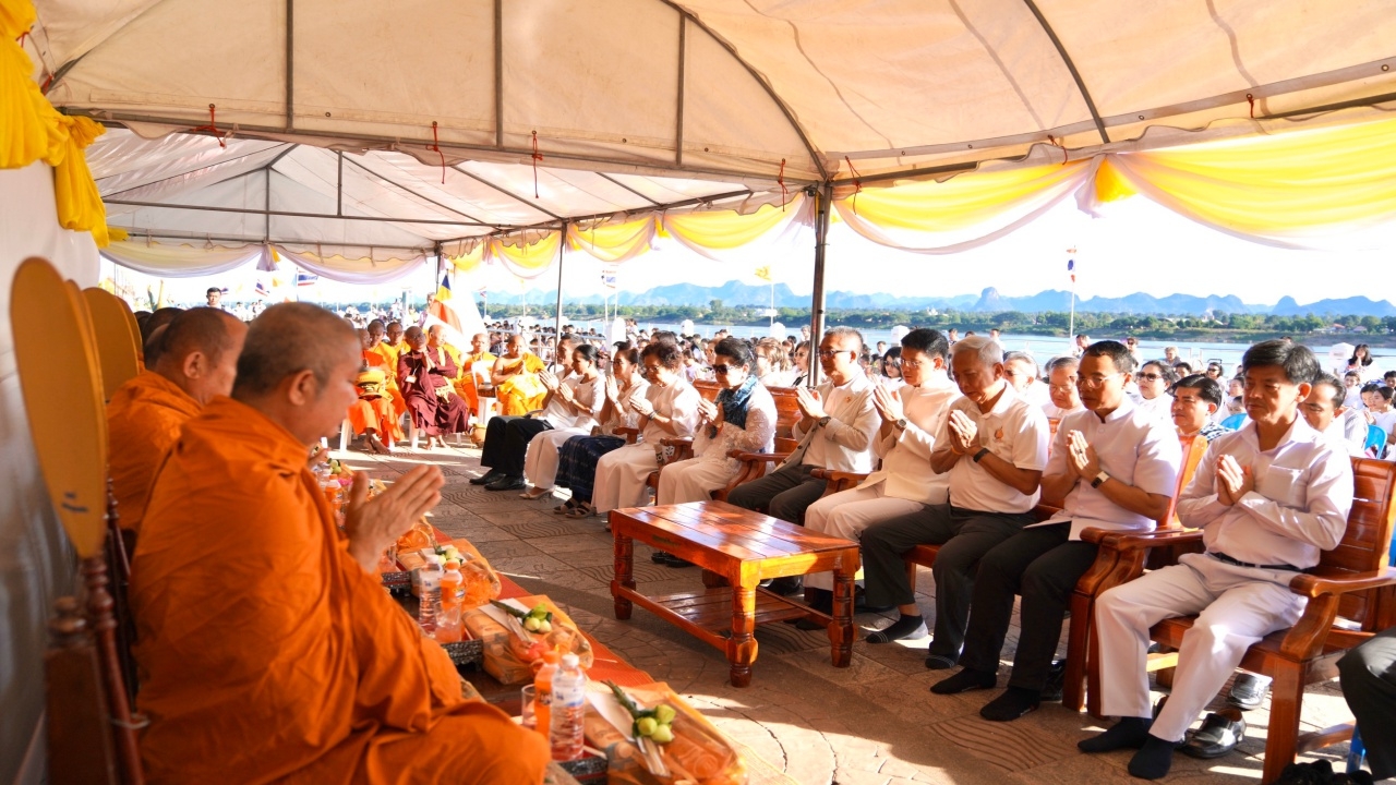 ชาวนครพนมสุดปลื้ม ขบวนธรรมยาตรา 5 แผ่นดิน แห่ร่วมพิธีที่องค์พระธาตุพนม