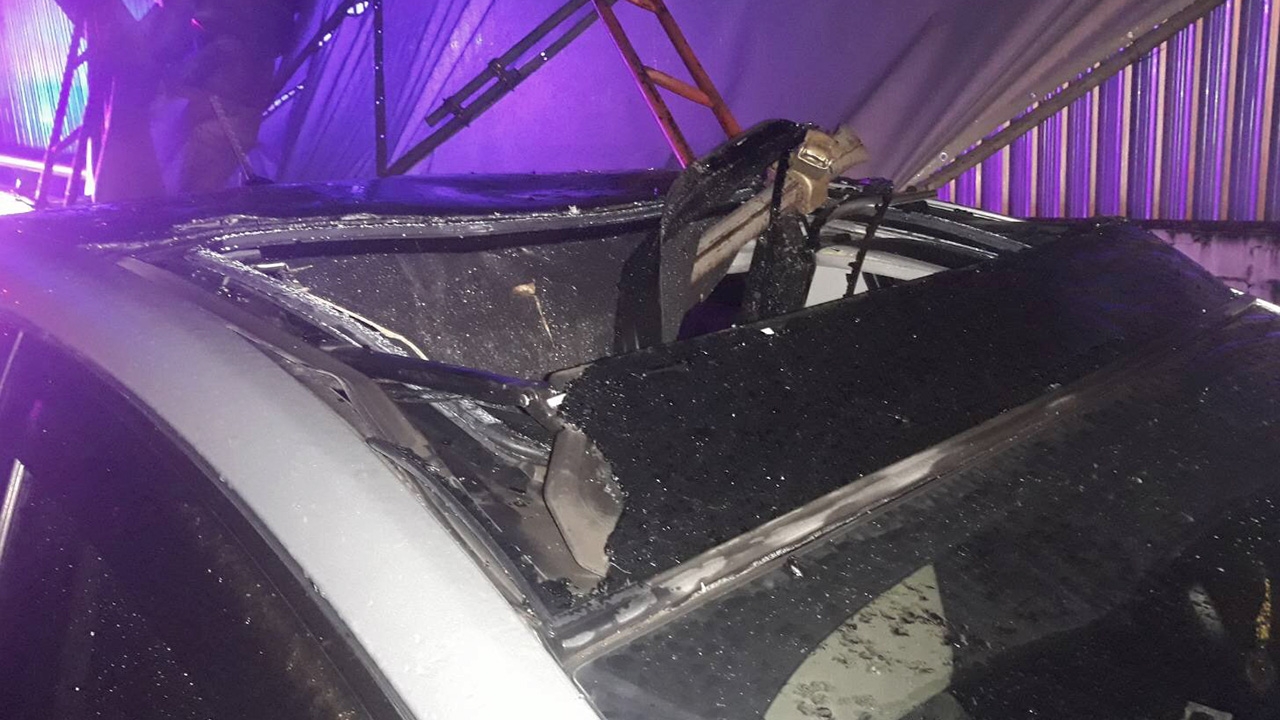 นั่งร้านถล่มหลังห้างดังบางกะปิ เหล็กเสียบทะลุหลังคารถเก๋ง มีคนเจ็บ