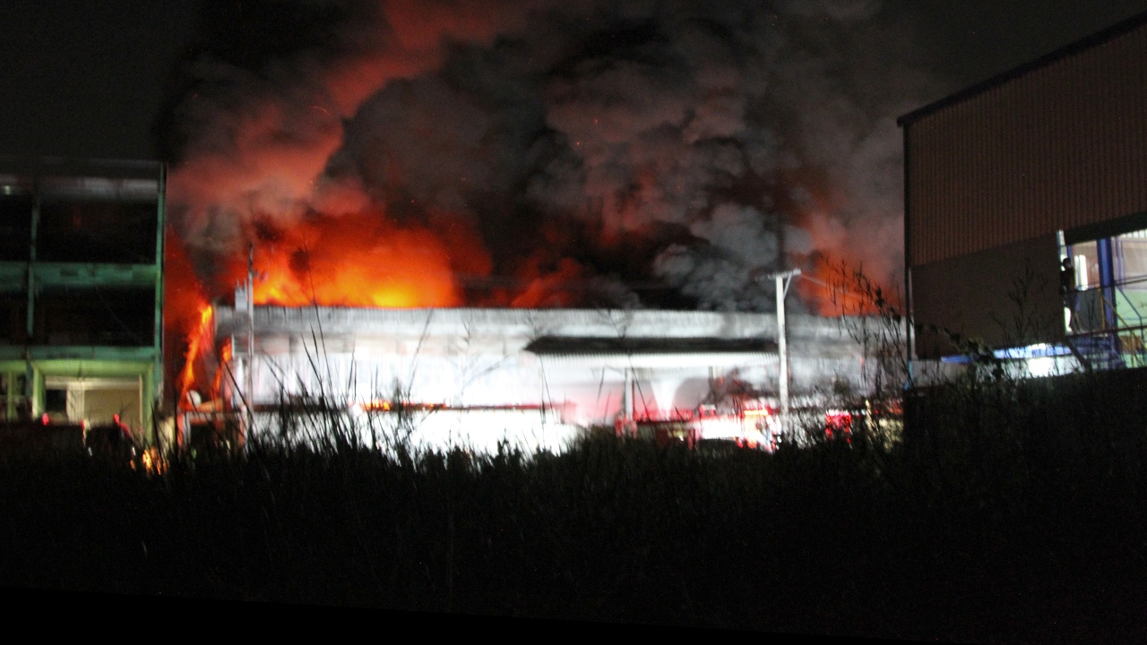 ไฟไหม้กลางดึก โกดังเก็บอุปกรณ์ไฟฟ้า ย่านบางแก้ว วอดทั้งหลัง