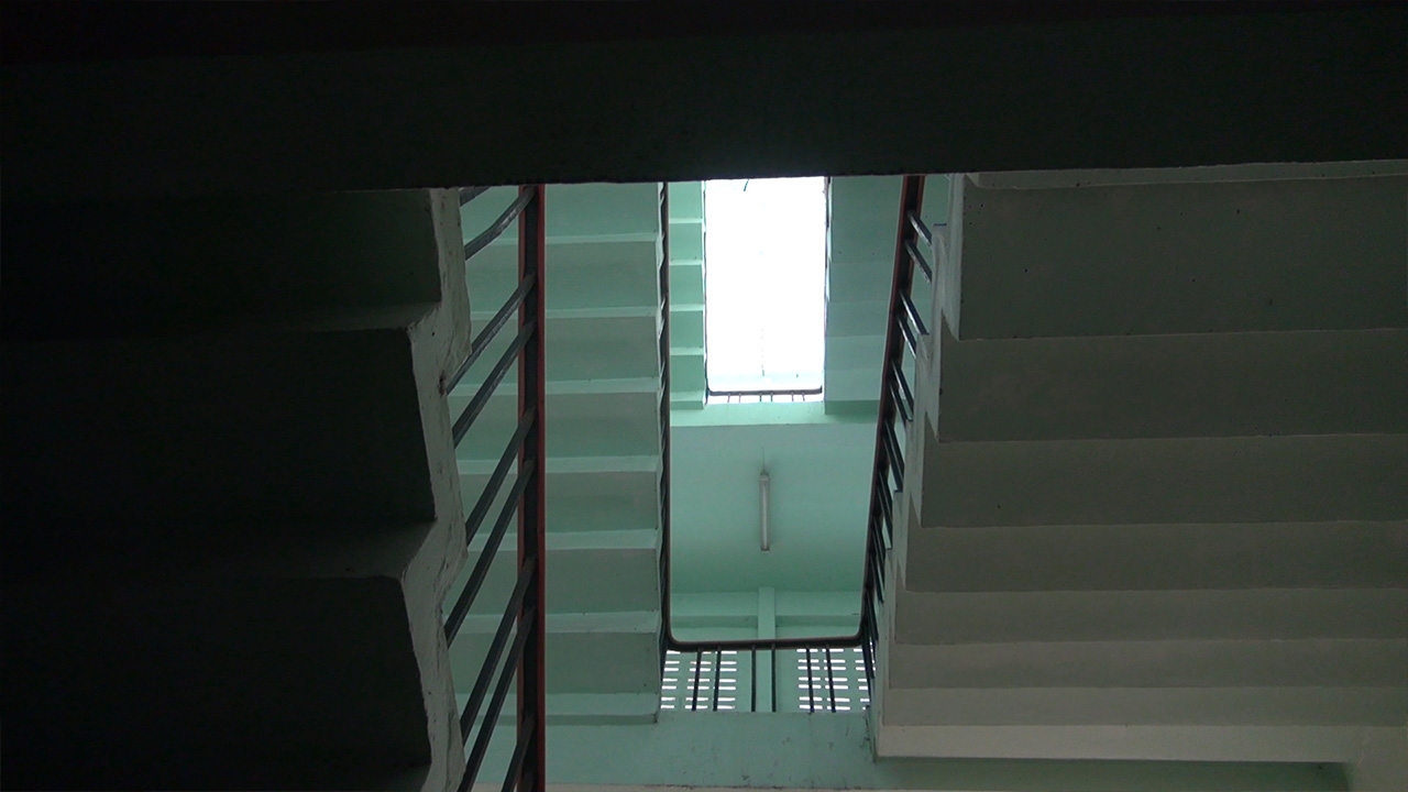 นักเรียน ม.2 ร.ร.ดังนครนายก สไลด์ราวบันไดพลัดตกจากชั้น 4 เจ็บสาหัส