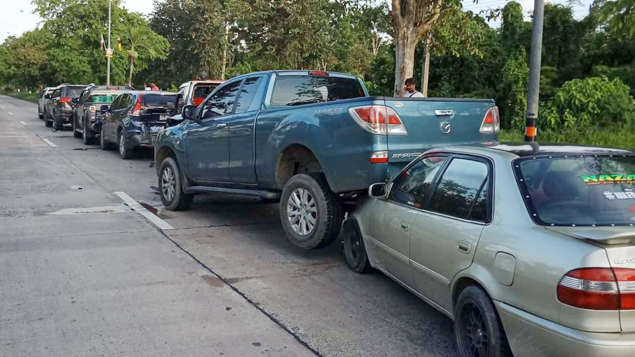 แมววิ่งตัดหน้า กระบะเบรกกะทันหัน ชนสนั่นเมืองคอน พังยับ 7 คันรวด