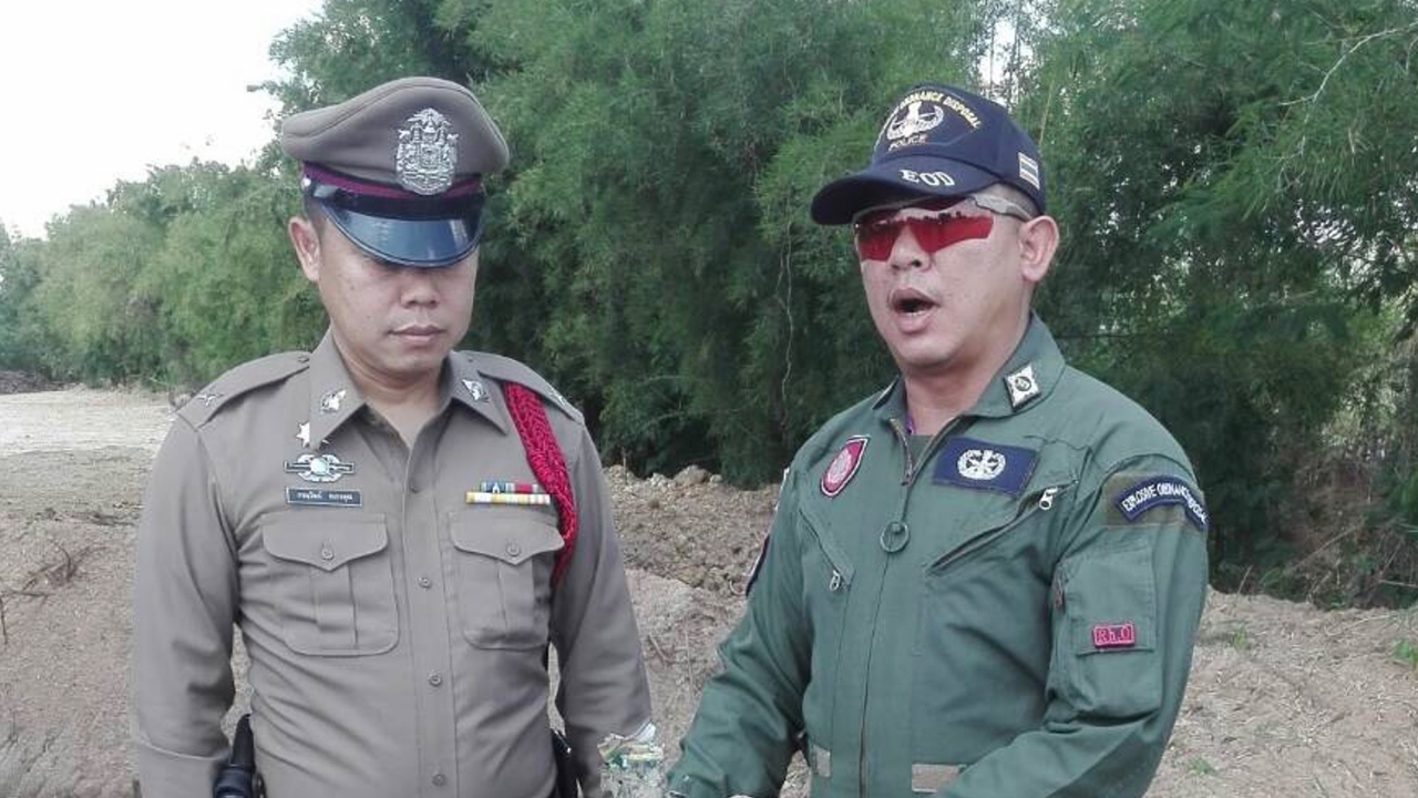 หนุ่มสุพรรณฯ ช็อก หาลูกอ๊อดในหนองน้ำ ได้ลูกระเบิดแทน คาดคนกลัวผิดโยนทิ้ง