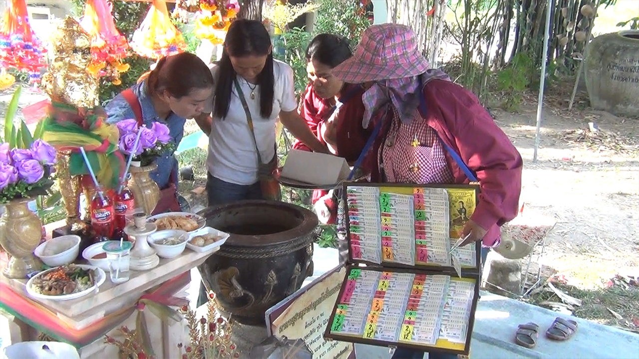 คนรัก "หวย" แห่ส่อง "เลขเด็ด" ในอ่างน้ำมนต์กุมารปิ่นเพชร งวดนี้ 3 สวย