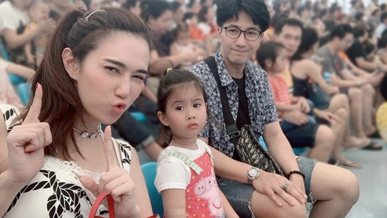 เพื่อความชัดเจน เมย์ โพสต์รูปครอบครัว พ่อหนุ่มพาลูกเที่ยวดูโชว์โลมา