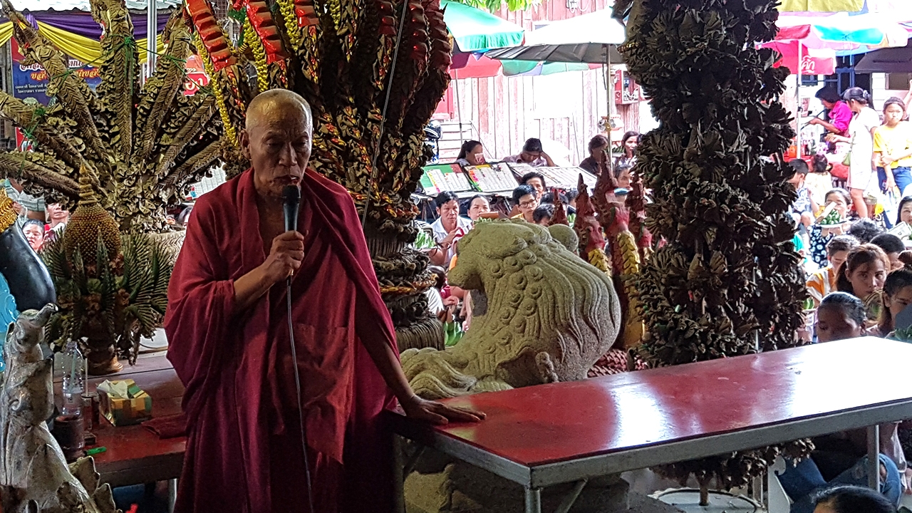 คนรักหวยเต็มวัดสว่างฯ ดาราสาวตาดีพบ "เลขเด็ด" ตาทองงิ้วราย ได้ 8 มงคล