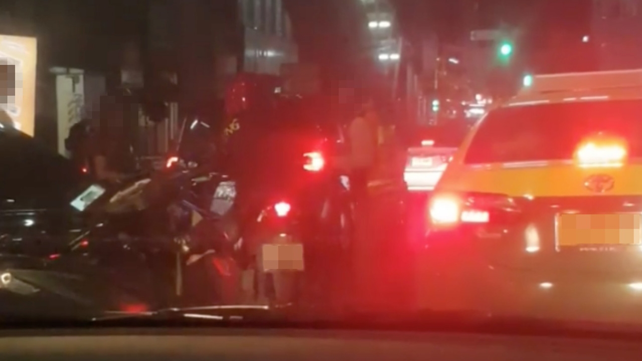 โซเชียลแชร์คลิป วินจยย.ล้อมชายขี่มอเตอร์ไซค์ เปิดเวทีต่อยเดือดกลางกรุง