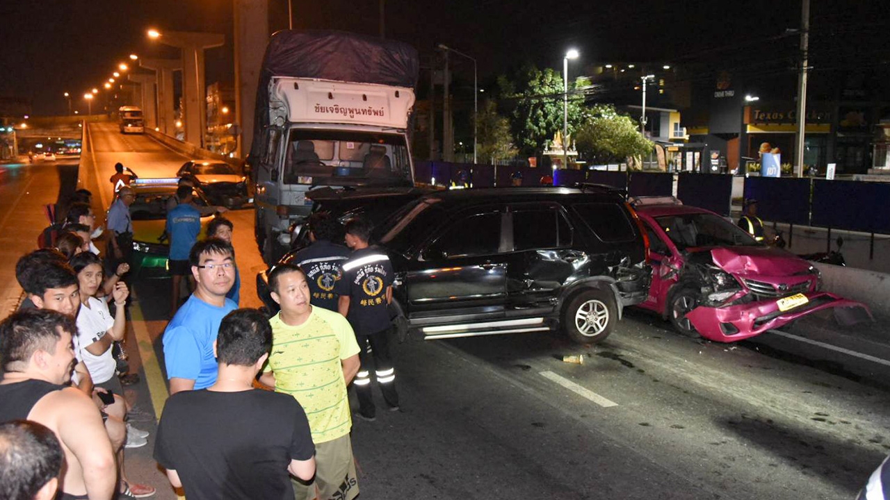 สิบล้อเบรกแตก ชนยับ 8 คันรวด ขณะลงสะพานรัชดา-รามอินทรา มีคนเจ็บ