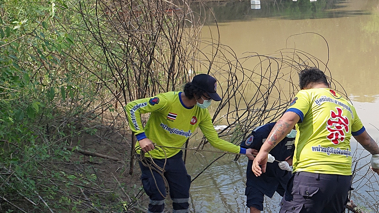 พบศพหนุ่มใหญ่ตายลอยน้ำ ญาติเชื่อถูกฆาตกรรม หลังหายไปแค่ 2 วัน