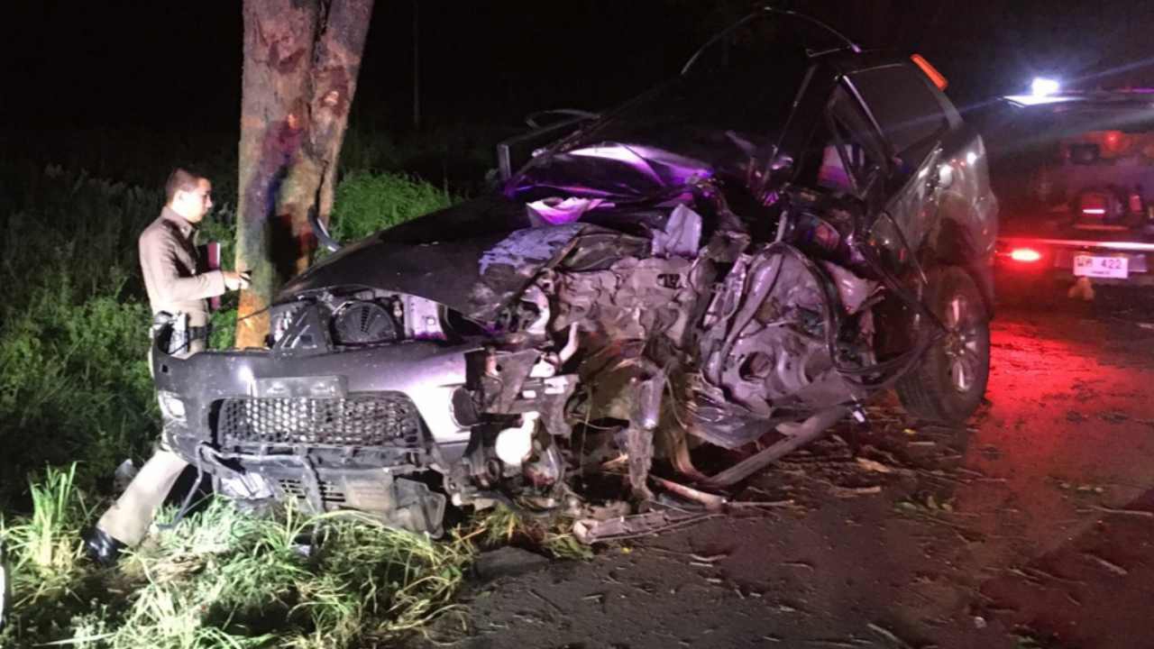  จะกลับจันท์ ปาเจโร่ชนต้นไม้ สามีสาหัส ภรรยาเสียชีวิตที่ชลบุรี