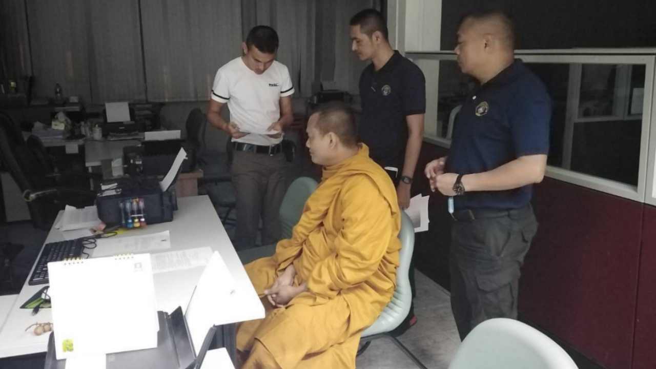 จับพระ ขณะนั่งรถทัวร์เข้า กทม. เช็กประวัติ พบเคยฆ่าคนในคุก 