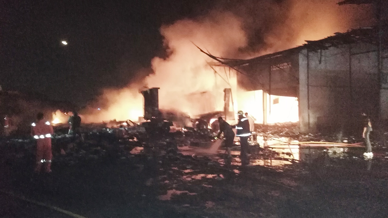 รถบรรทุกดอกไม้ไฟระเบิด ย่างสด1 เจ็บอื้อภายใน บ.ขนส่ง พุทธมณฑลสาย 4