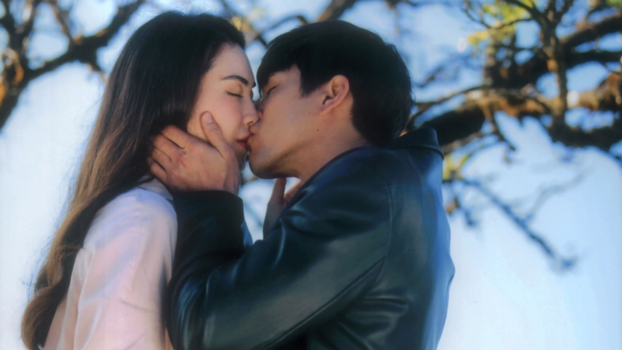 "ณเดชน์" จูบหวานแทนคำบอกรัก "แมท" ในละคร “ลิขิตรักข้ามดวงดาว”