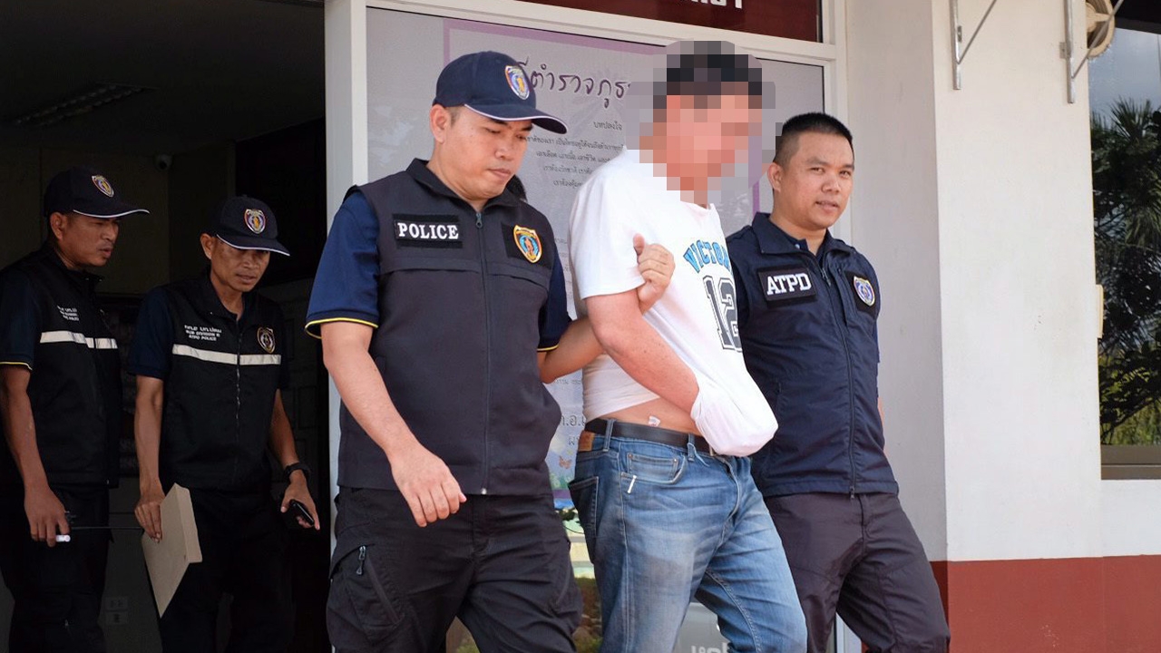 4 ปีจนมุม