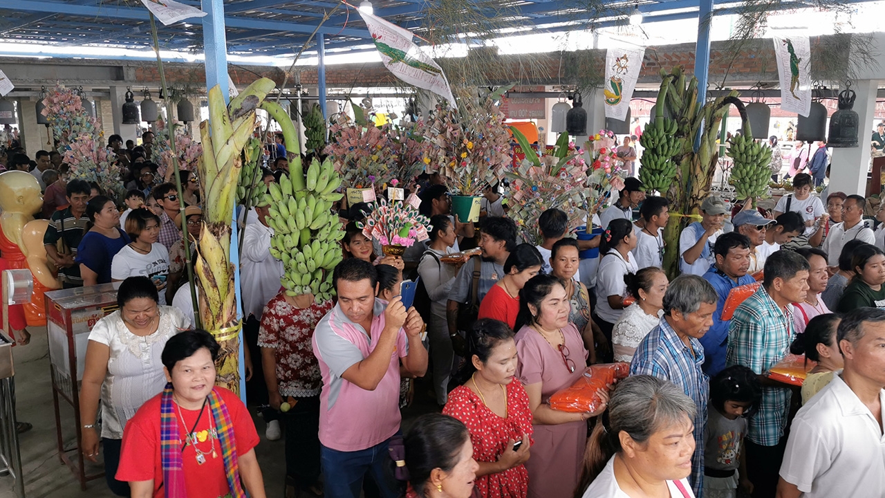 แห่ทำบุญกฐิน "หลวงปู่หลิว" วัดดังนครปฐม คนตาดีเห็นเลข 8 ในขันน้ำมนต์