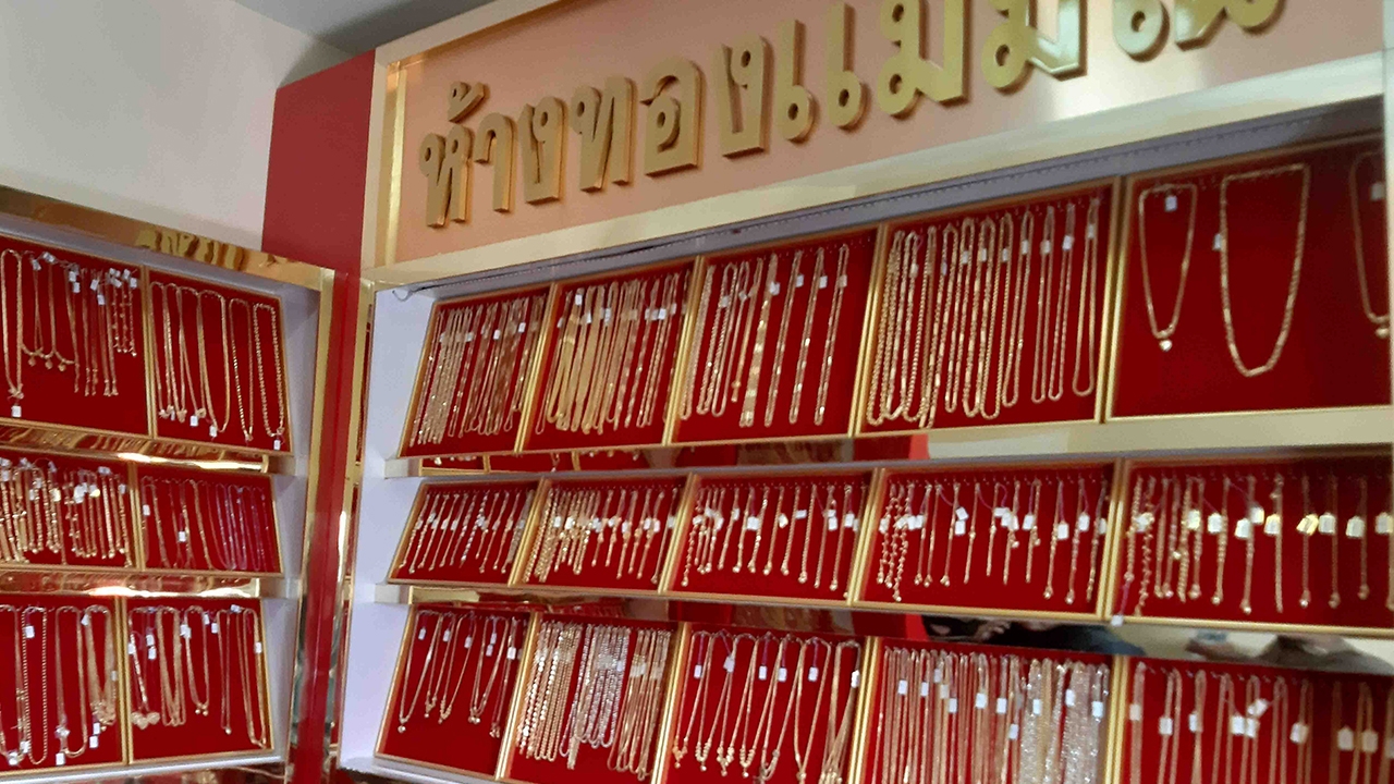 บุกค้นบ้านแม่มณีกลางเมืองอุดรฯ โป๊ะแตกพบร้านทองปลอม จัดฉากไลฟ์สดโชว์รวย (คลิป)