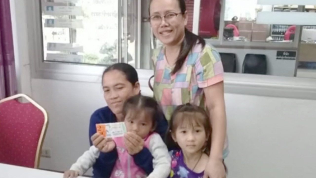 สาวใหญ่ชาวนาที่มหาสารคาม ดวงดีถูกหวย 12ล้าน ชีวิตพลิกได้เป็นเศรษฐี