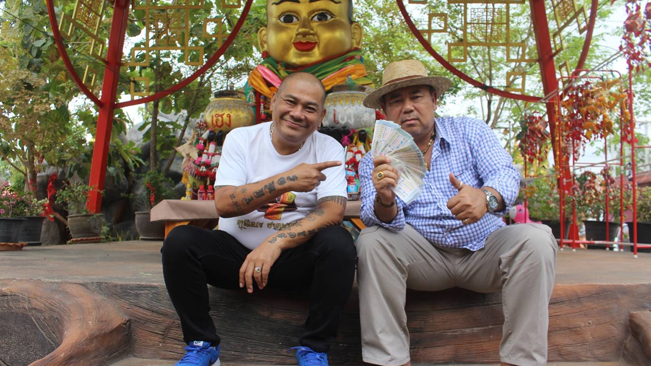 โป๊งเหน่ง เชิญยิ้ม ถูกลอตเตอรี่ 75 ใบ บอกบุญเผยที่มาเลขเด็ด