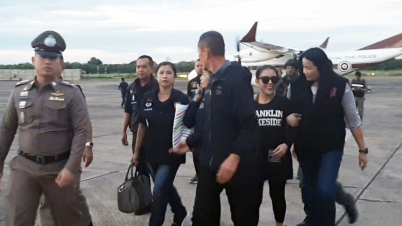 "แม่มณี-สามี" ถึงอุดรฯ หน้าระรื่นให้การภาคเสธ อ้างไร้คนอยู่เบื้องหลัง
