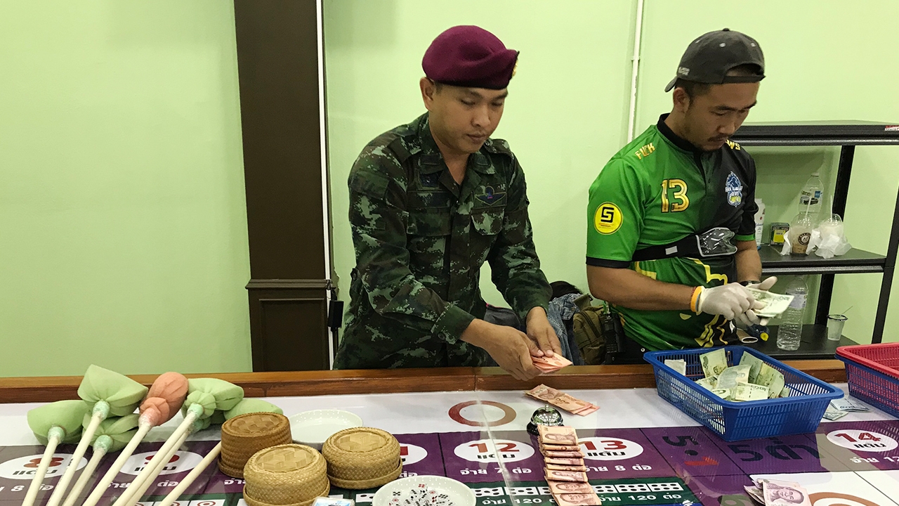 กอ.รมน.บุกจับบ่อนพนันไฮโล เสือ-มังกร เปิดโจ๋งครึ่มกลางซอยห้วยขวาง