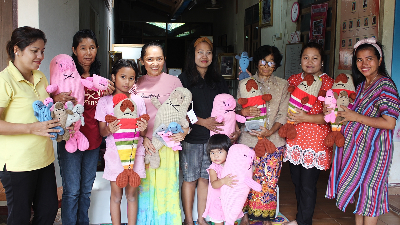 กระแส "มาเรียม" ทำชาวบ้านหันมาถักตุ๊กตาพะยูนน้อย ออเดอร์แน่นทำไม่ทัน