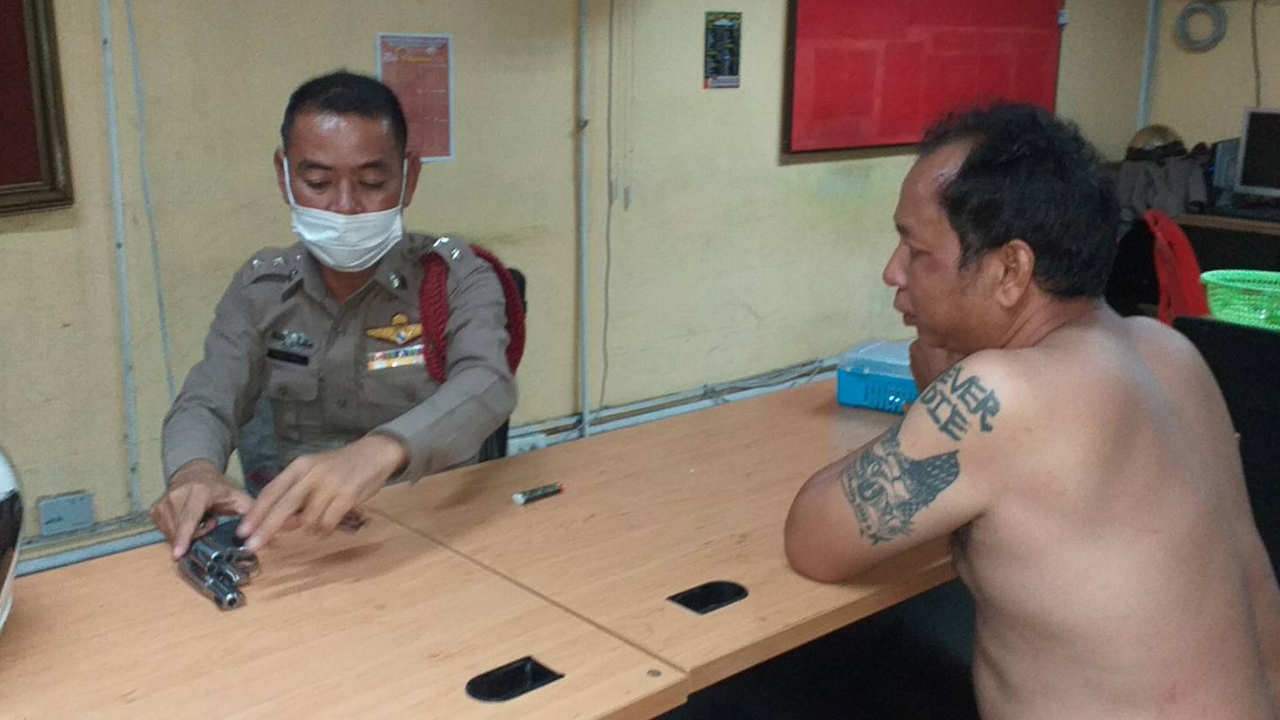 ตามจับได้ทันควัน พ่อค้าผลไม้ทะเลาะแฟนสาว ยิงปืนขึ้นฟ้าระบายอารมณ์