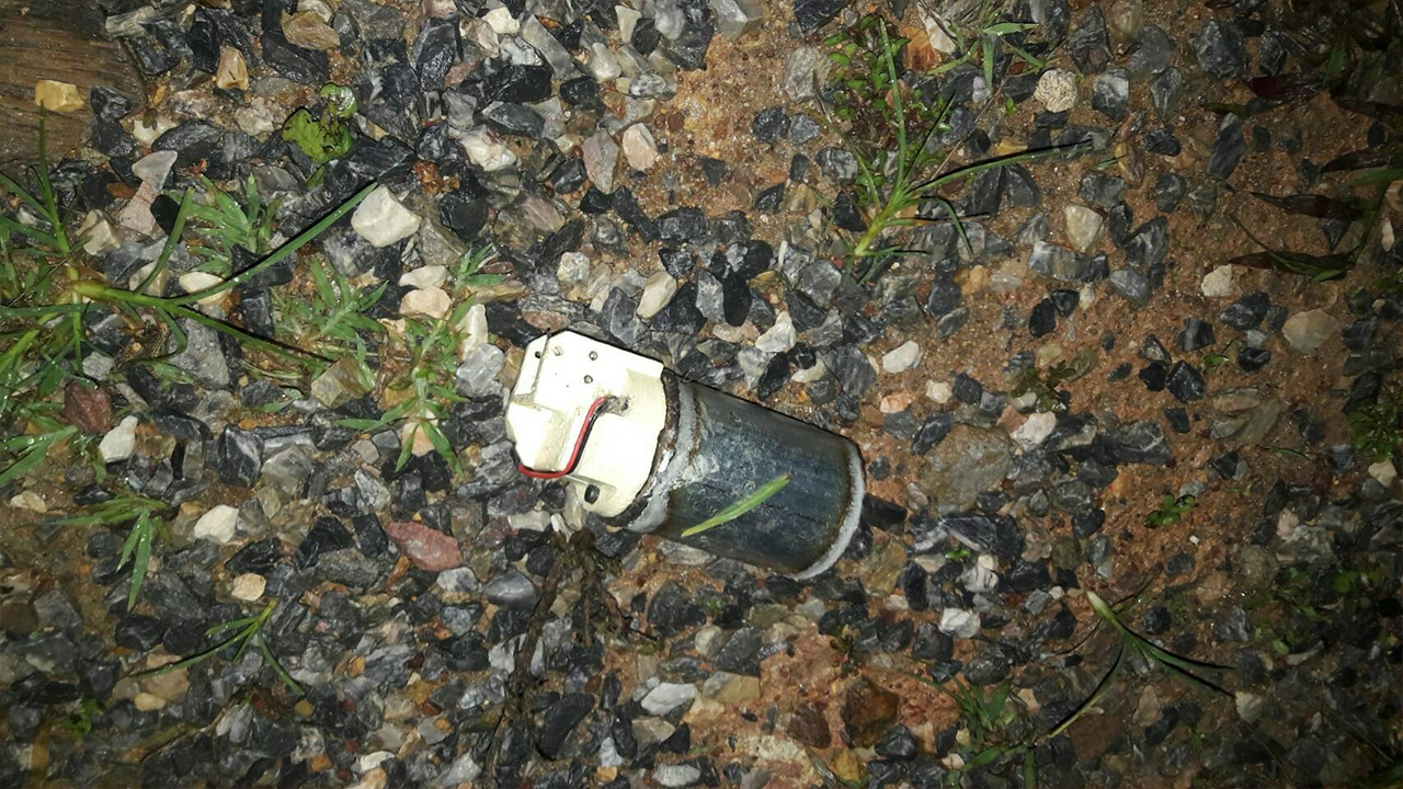 คนร้ายป่วนยะลา โยนไปป์บอมบ์ใส่หลังคาชาวบ้านที่ อ.รามัญ โชคดีระเบิดด้าน