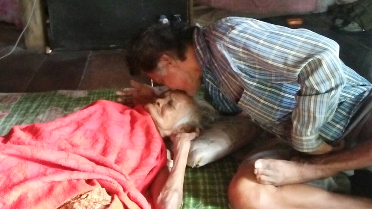 วอนช่วย! หนุ่มพิการดูแม่ป่วยติดเตียงนานนับ 10 ปี จนเพื่อนบ้านเห็นใจ