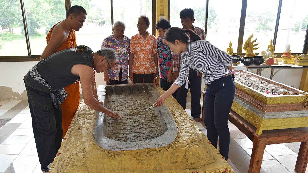 ชาวบ้านมุงดู รอยพระพุทธบาทโบราณ อายุหลายร้อยปี วัดที่อู่ทอง