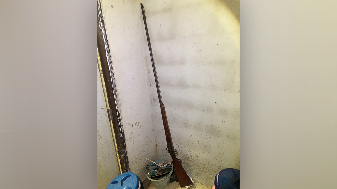 เด็กอาชีวะเอาปืนออกมาอวด พลาดหล่นลงพื้น กระสุนลั่นใส่เพื่อนเสียชีวิต