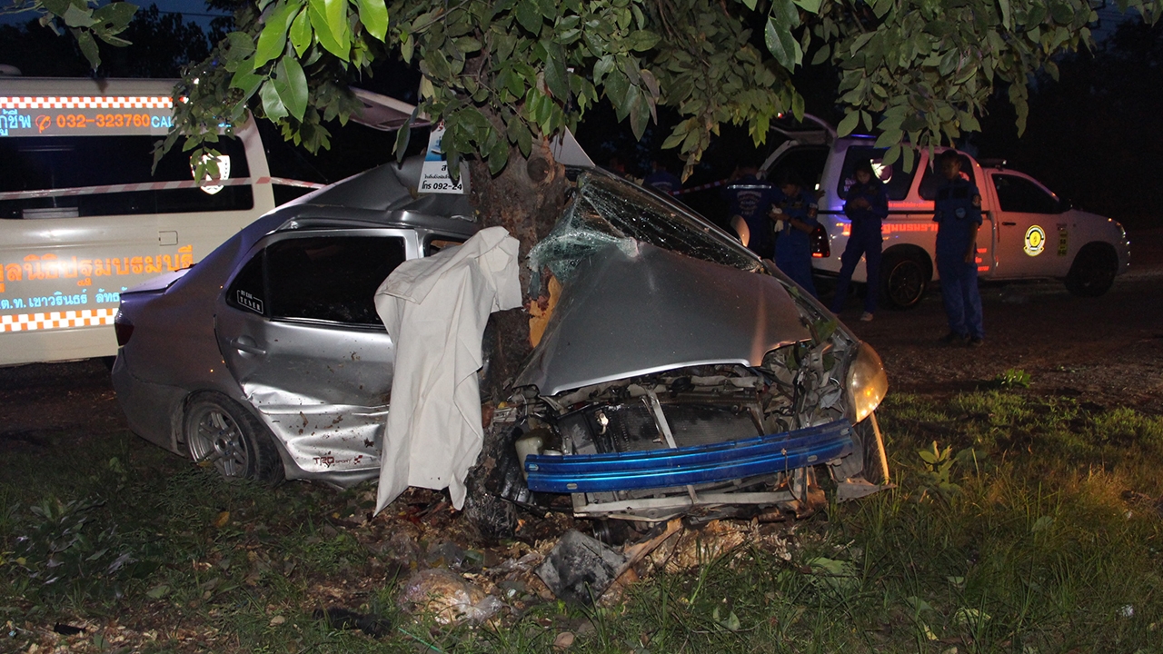 เก๋งเสียหลักฟาดต้นไม้ หนุ่ม-สาวตายคู่ 2 ชม. เพิ่งมีคนเจอ