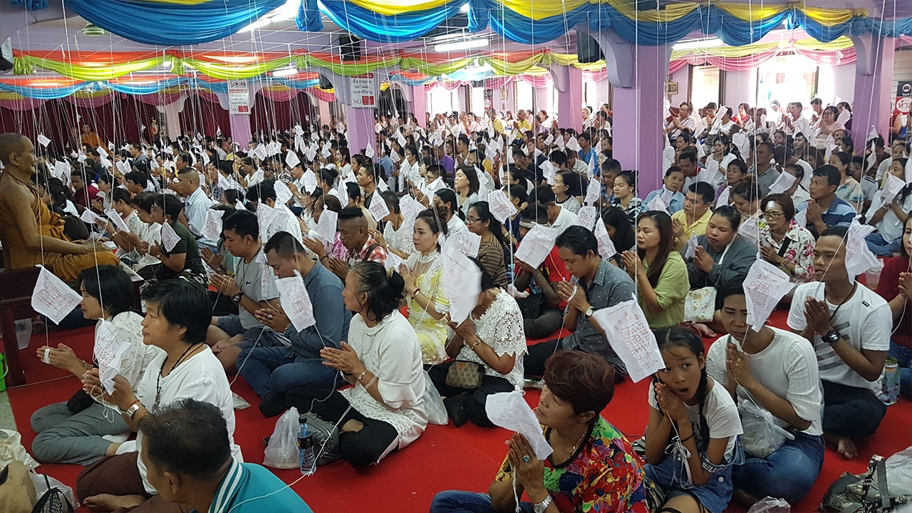 แห่ร่วมพิธีเป่ายันต์เกราะเพชร วัดสว่างอารมณ์ ศิษย์ของขึ้น คำราม ร้องโหยหวน