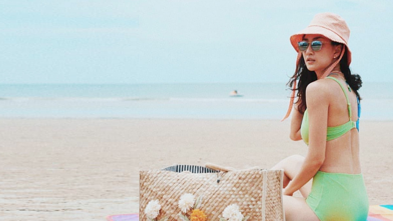 นานๆ เห็นที แพนเค้ก เขมนิจ ใส่ทูพีชเซ็กซี่เบาๆ สะกดสายตา