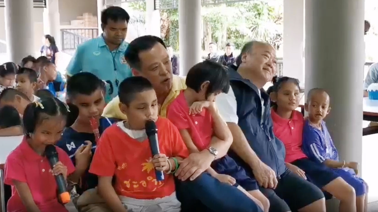 ยิ้มสู้ "อนุทิน" ให้กำลังใจเด็กโรงเรียนสอนคนตาบอด เขาใหญ่ 