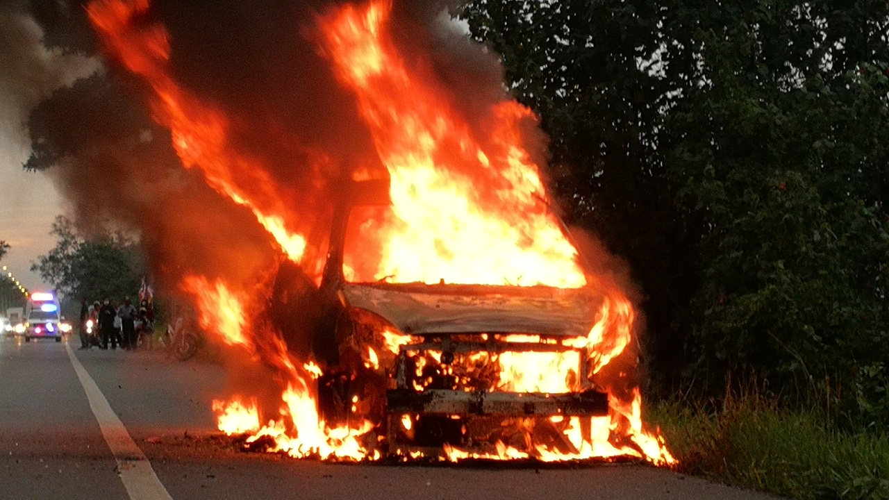 3ชีวิตหวิดตาย นิสสันมาร์ชไฟลุกวอดทั้งคันที่สงขลา คาดเครื่องยนต์มีปัญหา