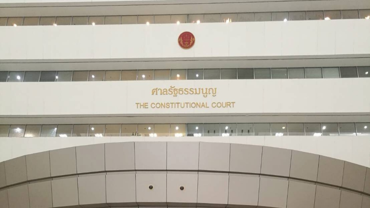 ศาลรธน.แจงชัด ทำไม 32 ส.ส.ถือหุ้นสื่อ ไม่ยุติปฏิบัติหน้าที่ แบบ "ธนาธร"