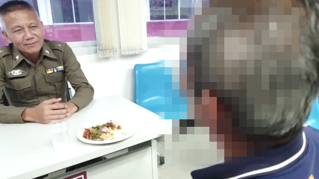 เครียดปัญหาครอบครัว ลุงถือดาบขึ้นโรงพัก ขอตำรวจนอนคุก