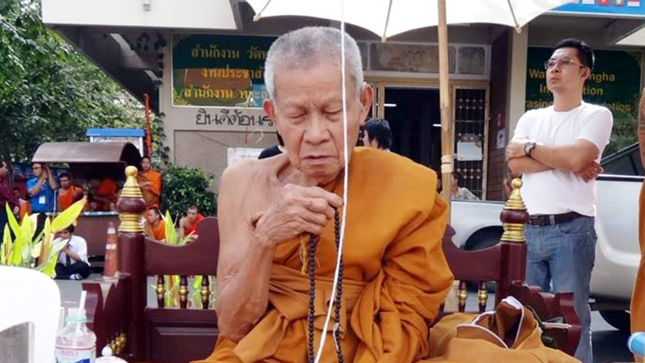 คอหวยแห่กว้านซื้อเลขเด็ด "ครูบาอุ้ยคำตั๋น" เกจิเชียงใหม่หมดแผง