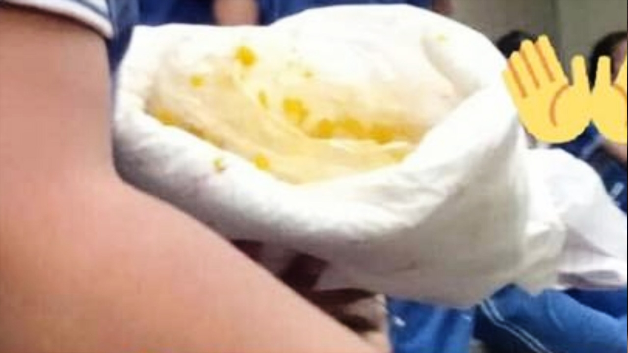 รับน้องสุดอี๋ รุ่นพี่บังคับกินฟักทองบดจากแพมเพิร์ส ฝ่าฝืนโดนช้อนยัดปาก