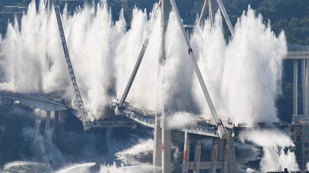 อิตาลีระเบิดสะพานในเจนัวทิ้ง หลังพังถล่มทำคนตาย 43 ศพ (คลิป)