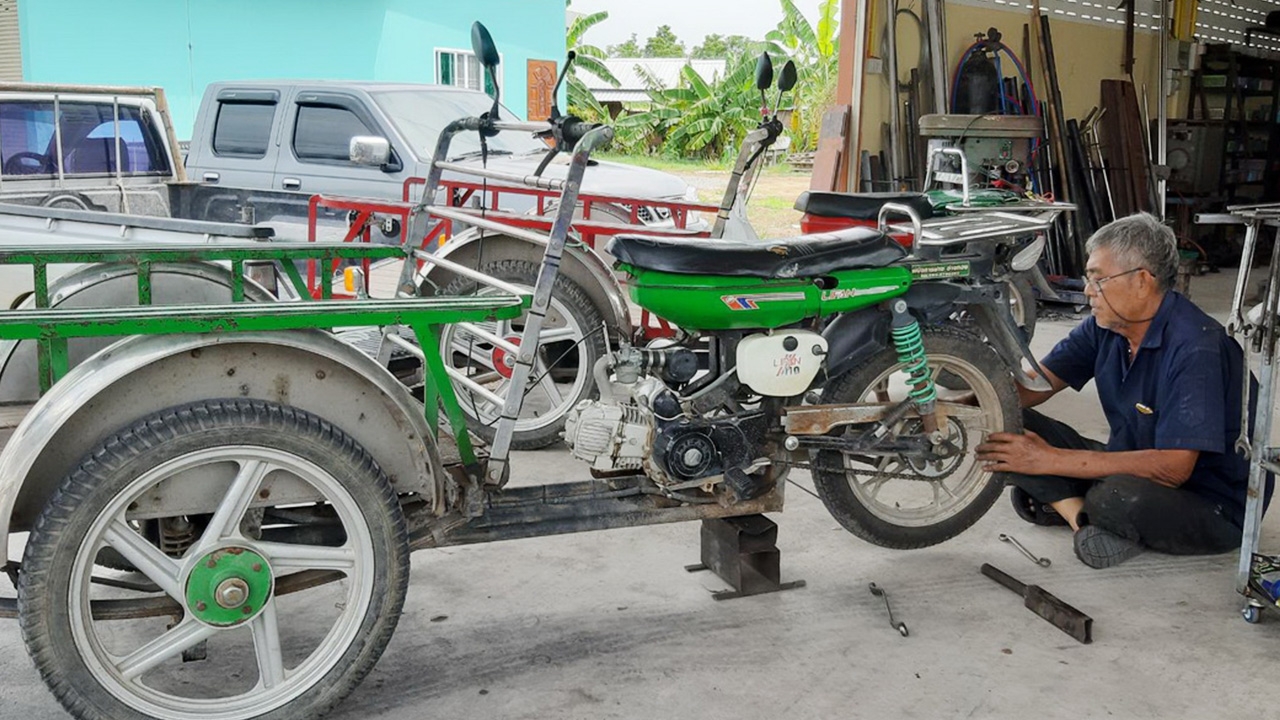สุดยอดนายช่างใหญ่อ่างทอง จบแค่ ป.4 ผลิตรถสามล้อเครื่องขายมา 20 ปี
