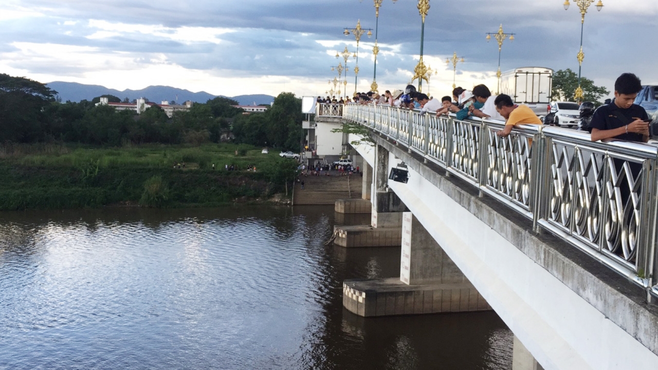 พลเมืองดีเจรจาไม่สำเร็จ นศ.สาวเชียงรายดิ่งสะพานลงน้ำกก ยังไม่พบร่าง