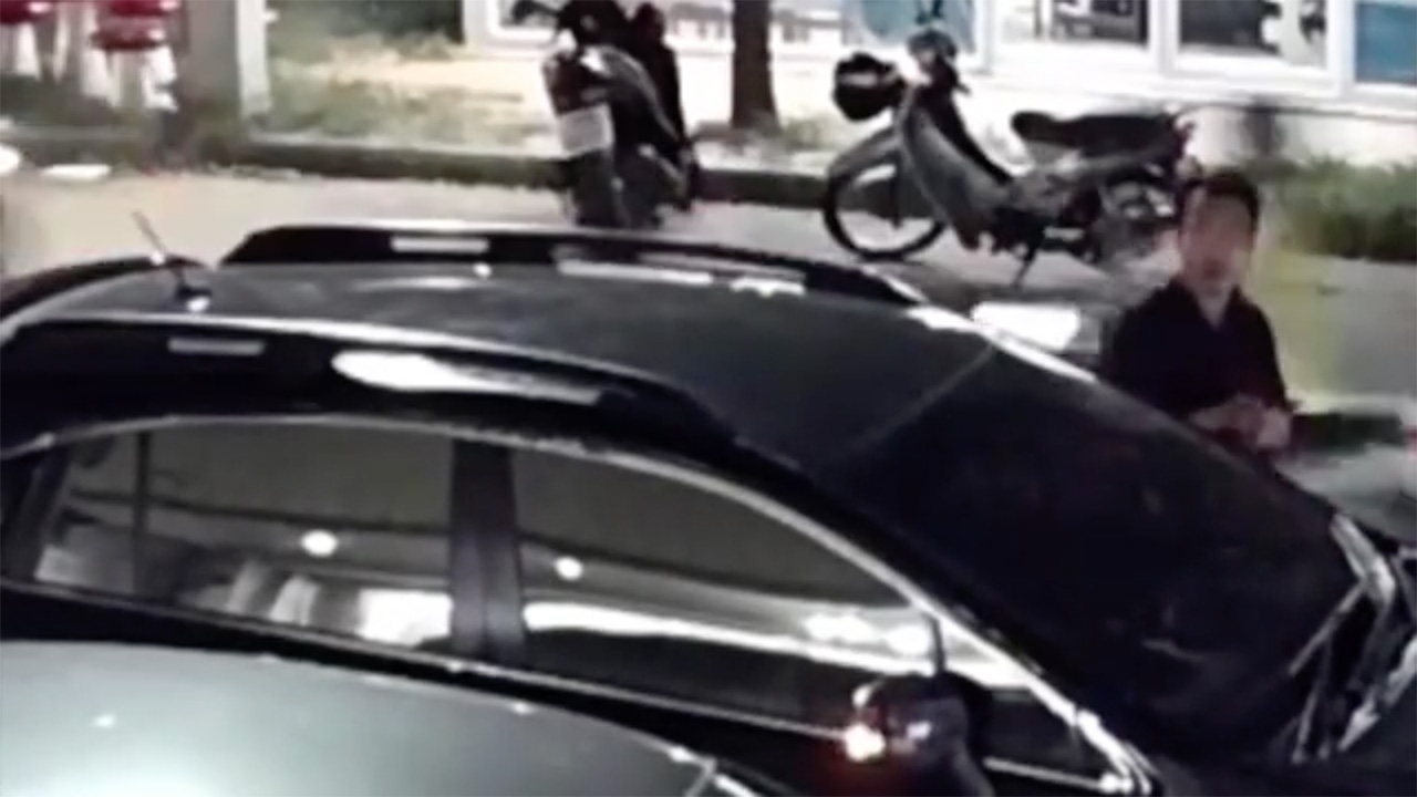 หมอจอดรถติดเครื่อง โจรเนียนเปิดประตูฉกทรัพย์สิน หนีลอยนวล (คลิป)