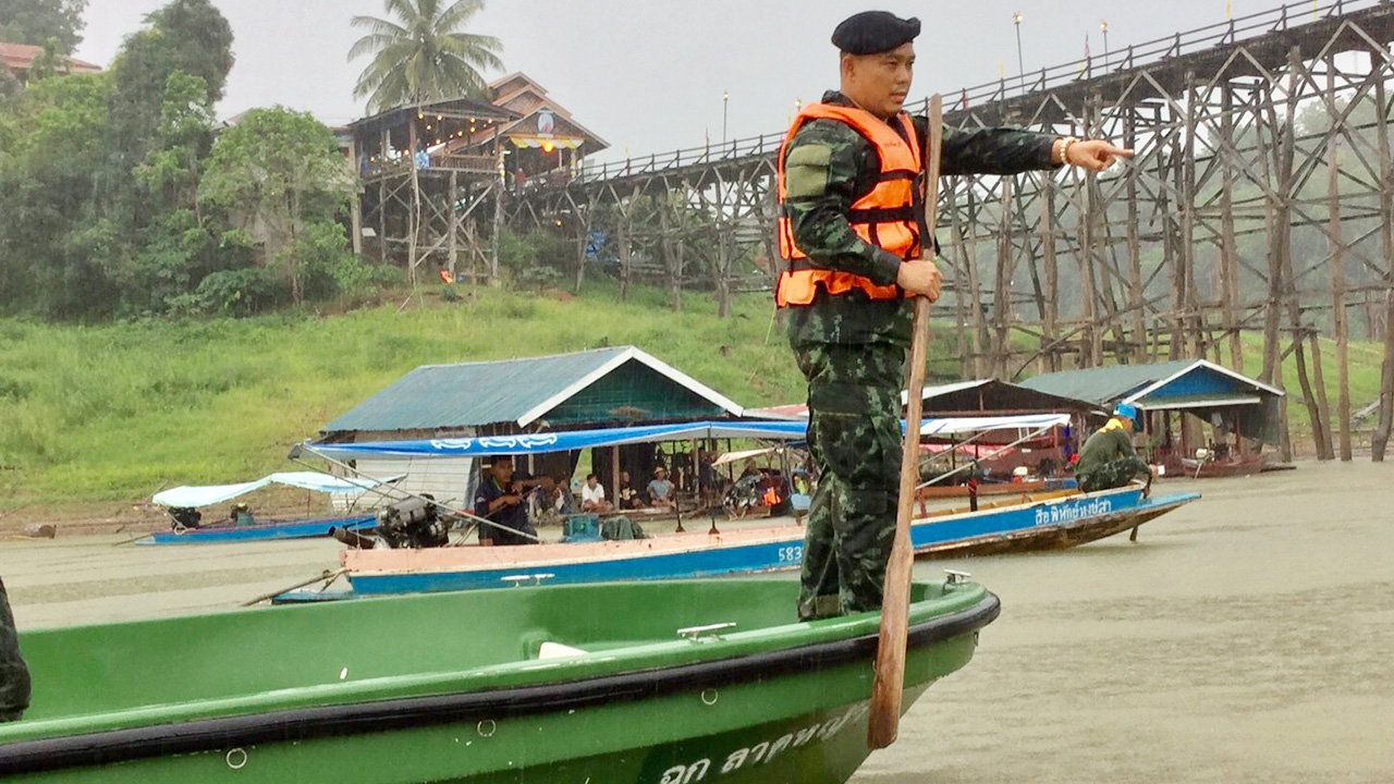 ฝนซัดทำเรือล่มข้างสะพานมอญ ทหารเร่งเข้าช่วย จมน้ำดับ 1 รอด 6 