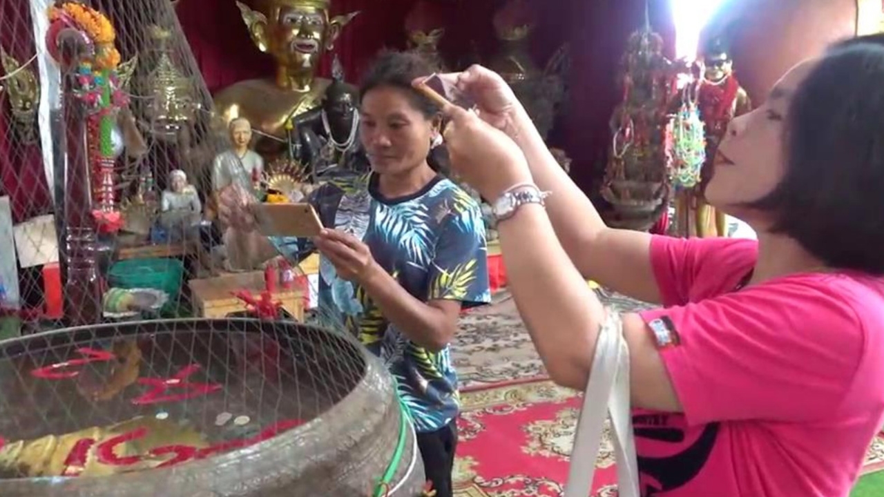 นักแสวงโชค แห่ส่อง "เลขเด็ด" ลอยหมุนวนใน "อ่างน้ำมนต์" ฤๅษีเณร