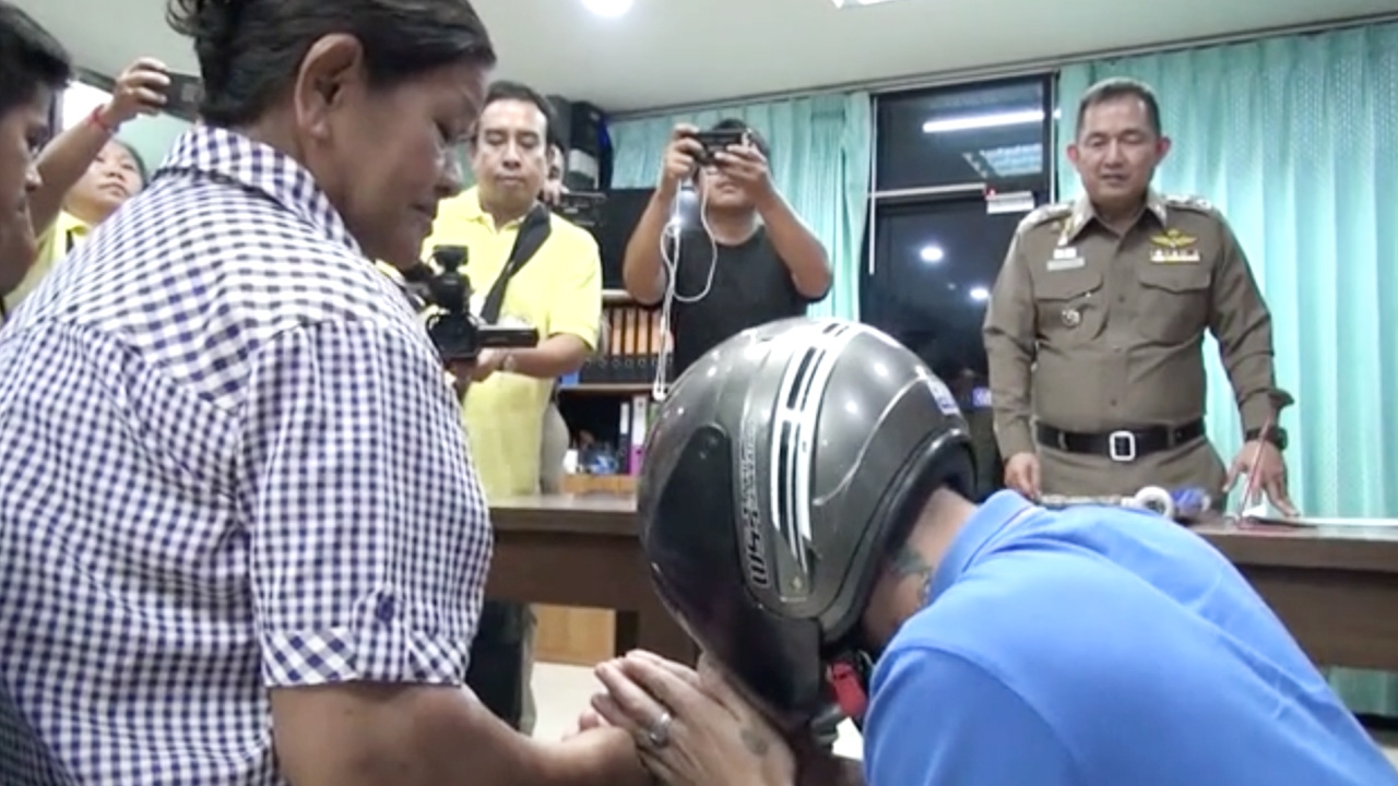 จับแล้วหนุ่มหัวร้อน ไม้เบสบอลหวดกระบะ ฉุนบีบแตรไล่ กราบตักขอโทษป้าป่วย 